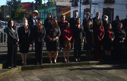 La presidenta del Tribunal Superior de Justicia del Estado, Isabel Inés Romero Cruz, acompañada por magistrados, encabezó la guardia de honor ante el monumento a Miguel Hidalgo y Costilla.