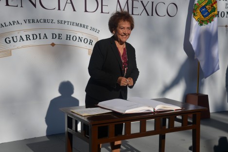 La presidenta del Tribunal Superior de Justicia del Estado, Isabel Inés Romero Cruz, acompañada por magistrados, encabezó la guardia de honor ante el monumento a Miguel Hidalgo y Costilla.