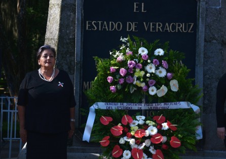 La coordinadora general del Centro de Justicia para las Mujeres, Irma Hernández Sangabriel, acompañada por colaboradoras, encabezó la guardia de honor ante el monumento a Miguel Hidalgo y Costilla.