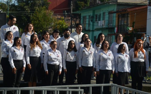 La coordinadora general del Centro de Justicia para las Mujeres, Irma Hernández Sangabriel, acompañada por colaboradoras, encabezó la guardia de honor ante el monumento a Miguel Hidalgo y Costilla.