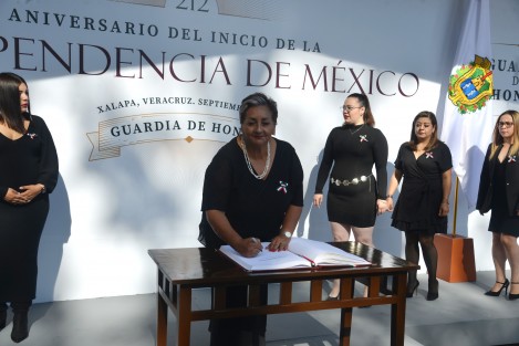 La coordinadora general del Centro de Justicia para las Mujeres, Irma Hernández Sangabriel, acompañada por colaboradoras, encabezó la guardia de honor ante el monumento a Miguel Hidalgo y Costilla.