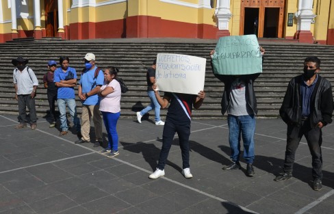  Vecinos de la colonia Ampliación Colosio se manifestaron en la Plaza Lerdo para solicitar a las autoridades que no sean desalojados de los terrenos donde habitan.