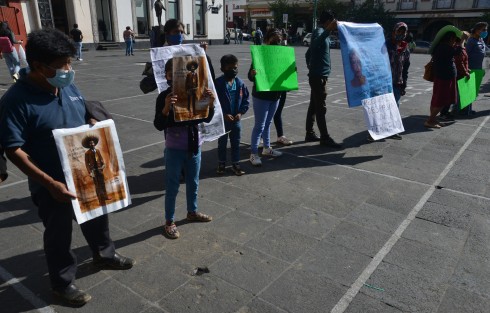  Vecinos de la colonia Ampliación Colosio se manifestaron en la Plaza Lerdo para solicitar a las autoridades que no sean desalojados de los terrenos donde habitan.