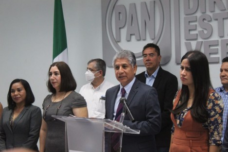 Federico Salomón Molina, Presidente del Comité Directivo Estatal (CDE) del Partido Acción Nacional (PAN), en el estado de Veracruz, quien expuso que entre la ciudadanía hay una gran inquietud ante las decisiones tomadas por el partido en el gobierno de eliminar programas y acciones fundamentales para la protección de la población y su desarrollo.
