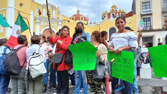 Un grupo de personas que dijeron ser del predio El Moral, se manifestaron en Plaza Lerdo, solicitando la regularización y servicios para los terrenos que habitan. 