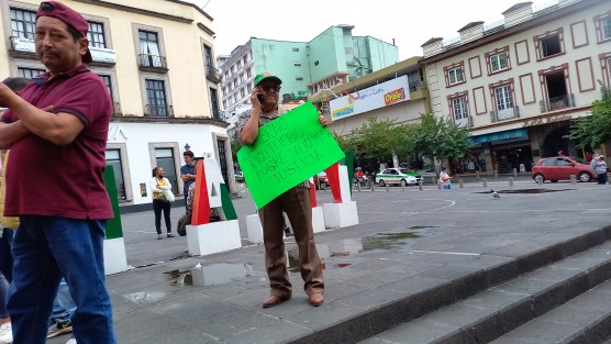 Un grupo de personas que dijeron ser del predio El Moral, se manifestaron en Plaza Lerdo, solicitando la regularización y servicios para los terrenos que habitan. 