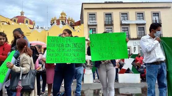 Aunque declararon solicitar regularización de predios, los manifestantes portaban cartulinas con solicitudes variadas. 