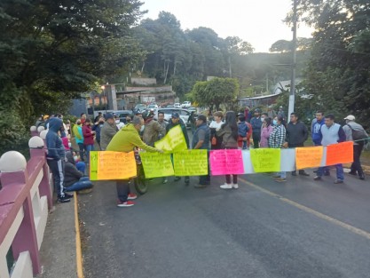 La carretera Banderilla-Misantla fue bloqueada por los padres de familia de la escuela Secundaria General 