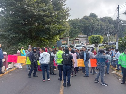 La institución educativa se ubica en el municipio de de Naolinco, donde los inconformes cerraron la vía de comunicación para pedir la atención de la Secretaría de Educación de Veracruz (SEV). Por esta situación personal de Tránsito informó que fue un cierre total de circulación desde las 07:00 de la mañana a la altura del Puente Agua Santa, justo en la entrada al municipio de Naolinco.