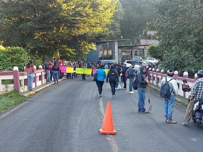 Los manifestantes también indicaron que los maestros sean atendidos en las peticiones para que sea asignado más personal y los estudiantes cursen sus clases sin complicaciones. En el puente colocaron pancartas con las distintas solicitudes a la SEV, pero también indicaron que podrían llevar a cabo las manifestaciones en la ciudad de Xalapa para presionar a las autoridades educativas.