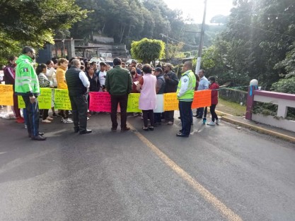 Los manifestantes también indicaron que los maestros sean atendidos en las peticiones para que sea asignado más personal y los estudiantes cursen sus clases sin complicaciones. En el puente colocaron pancartas con las distintas solicitudes a la SEV, pero también indicaron que podrían llevar a cabo las manifestaciones en la ciudad de Xalapa para presionar a las autoridades educativas.