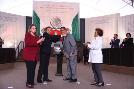 En sesión solemne, celebrada en la Fortaleza de San Carlos, municipio de Perote, Veracruz, la LXVI Legislatura, el Gobierno del Estado y el Poder Judicial estatal, entregaron al Doctor Héctor Vázquez Leal la medalla Heberto Castillo Martínez 2022.