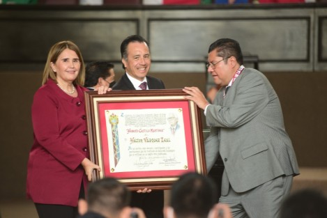  En sesión solemne de la LXVI Legislatura del Congreso del Estado, el gobernador Cuitláhuac García Jiménez entregó la Medalla Heberto Castillo Martínez 2022 al doctor Héctor Vázquez Leal, reconocido por sus méritos en el ámbito de la Robótica y las Matemáticas aplicadas a la Ingeniería y las Ciencias Biológicas y de la Salud.