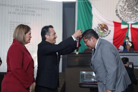  En sesión solemne de la LXVI Legislatura del Congreso del Estado, el gobernador Cuitláhuac García Jiménez entregó la Medalla Heberto Castillo Martínez 2022 al doctor Héctor Vázquez Leal, reconocido por sus méritos en el ámbito de la Robótica y las Matemáticas aplicadas a la Ingeniería y las Ciencias Biológicas y de la Salud.