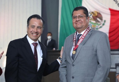 En sesión solemne de la LXVI Legislatura del Congreso del Estado, el gobernador Cuitláhuac García Jiménez entregó la Medalla Heberto Castillo Martínez 2022 al doctor Héctor Vázquez Leal, reconocido por sus méritos en el ámbito de la Robótica y las Matemáticas aplicadas a la Ingeniería y las Ciencias Biológicas y de la Salud. 