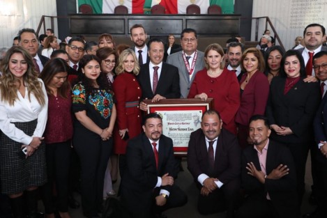 En sesión solemne de la LXVI Legislatura del Congreso del Estado, el gobernador Cuitláhuac García Jiménez entregó la Medalla Heberto Castillo Martínez 2022 al doctor Héctor Vázquez Leal, reconocido por sus méritos en el ámbito de la Robótica y las Matemáticas aplicadas a la Ingeniería y las Ciencias Biológicas y de la Salud.
