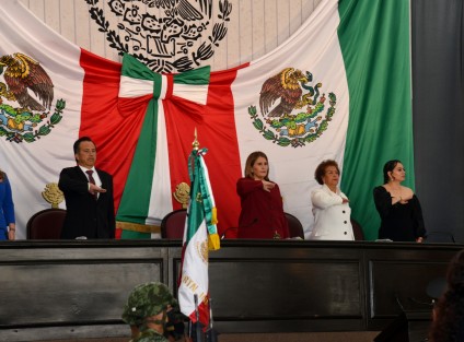 En sesión solemne de la LXVI Legislatura del Congreso del Estado, el gobernador Cuitláhuac García Jiménez entregó la Medalla Heberto Castillo Martínez 2022 al doctor Héctor Vázquez Leal, reconocido por sus méritos en el ámbito de la Robótica y las Matemáticas aplicadas a la Ingeniería y las Ciencias Biológicas y de la Salud.