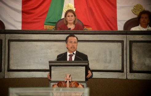 En sesión solemne de la LXVI Legislatura del Congreso del Estado, el gobernador Cuitláhuac García Jiménez entregó la Medalla Heberto Castillo Martínez 2022 al doctor Héctor Vázquez Leal, reconocido por sus méritos en el ámbito de la Robótica y las Matemáticas aplicadas a la Ingeniería y las Ciencias Biológicas y de la Salud.