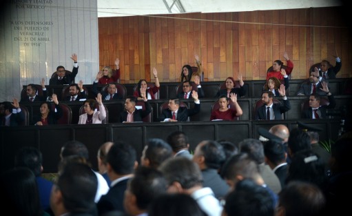 En sesión solemne de la LXVI Legislatura del Congreso del Estado, el gobernador Cuitláhuac García Jiménez entregó la Medalla Heberto Castillo Martínez 2022 al doctor Héctor Vázquez Leal, reconocido por sus méritos en el ámbito de la Robótica y las Matemáticas aplicadas a la Ingeniería y las Ciencias Biológicas y de la Salud.