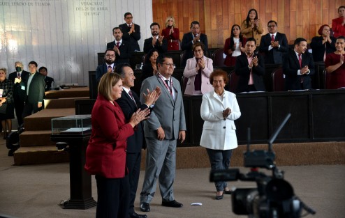 En sesión solemne de la LXVI Legislatura del Congreso del Estado, el gobernador Cuitláhuac García Jiménez entregó la Medalla Heberto Castillo Martínez 2022 al doctor Héctor Vázquez Leal, reconocido por sus méritos en el ámbito de la Robótica y las Matemáticas aplicadas a la Ingeniería y las Ciencias Biológicas y de la Salud.