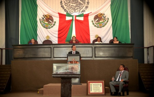 En sesión solemne de la LXVI Legislatura del Congreso del Estado, el gobernador Cuitláhuac García Jiménez entregó la Medalla Heberto Castillo Martínez 2022 al doctor Héctor Vázquez Leal, reconocido por sus méritos en el ámbito de la Robótica y las Matemáticas aplicadas a la Ingeniería y las Ciencias Biológicas y de la Salud.