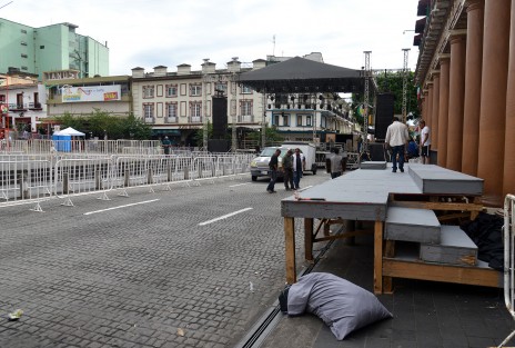 Con vallas, arcos de seguridad y muchos elementos de la SSP,  se realizan los preparativos para las fiestas patrias en el centro de Xalapa.