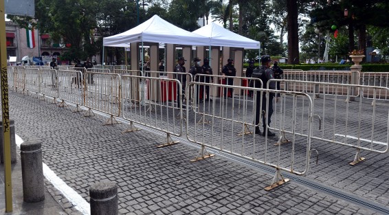 Con vallas, arcos de seguridad y muchos elementos de la SSP,  se realizan los preparativos para las fiestas patrias en el centro de Xalapa.