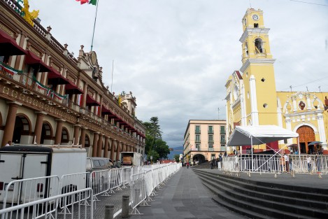 Con vallas, arcos de seguridad y muchos elementos de la SSP,  se realizan los preparativos para las fiestas patrias en el centro de Xalapa.