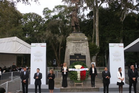 La directora general del DIF Estatal, Rebeca Quintanar Barceló, acompañada por directores de área, realizó guardia de honor ante el monumento a Miguel Hidalgo y Costilla. 