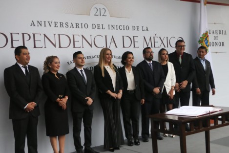 La directora general del DIF Estatal, Rebeca Quintanar Barceló, acompañada por directores de área, realizó guardia de honor ante el monumento a Miguel Hidalgo y Costilla. 