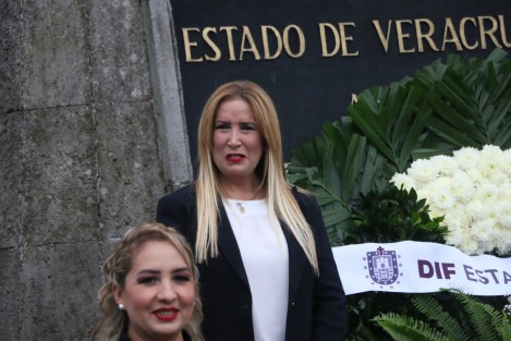 La directora general del DIF Estatal, Rebeca Quintanar Barceló, acompañada por directores de área, realizó guardia de honor ante el monumento a Miguel Hidalgo y Costilla. 