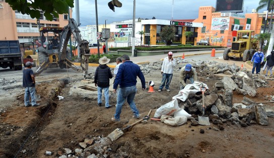 Trabajadores de constructora que realiza labores de la calle Clavijero están repavimentando  el cruce de la calle Enriquez esquina con Clavijero. A decir de los trabajadores sólo serán tres días de trabajos.