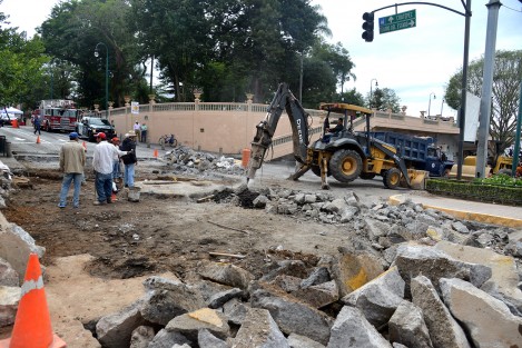Trabajadores de constructora que realiza labores de la calle Clavijero están repavimentando  el cruce de la calle Enriquez esquina con Clavijero. A decir de los trabajadores sólo serán tres días de trabajos.