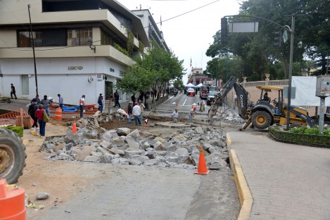 Trabajadores de constructora que realiza labores de la calle Clavijero están repavimentando  el cruce de la calle Enriquez esquina con Clavijero. A decir de los trabajadores sólo serán tres días de trabajos.