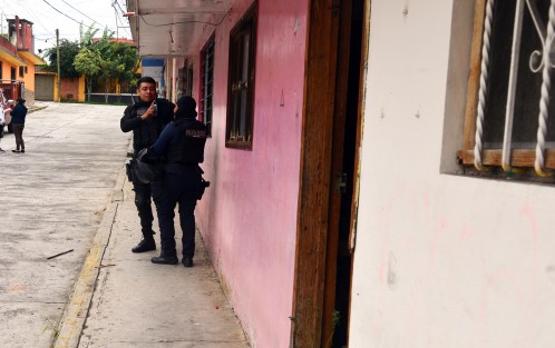 Vecinos de la colonia Niños Héroes de Xalapa,cansados y enojados por robos en esa colonia, buscaron este jueves en casa de los presuntos ladrones los objetos sustraídos. 