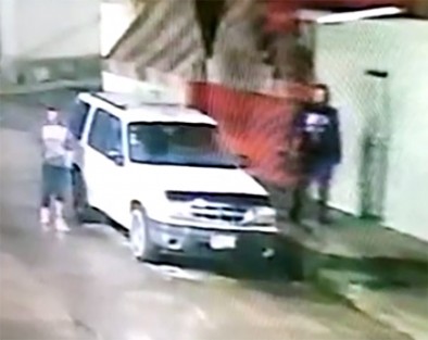 Vecinos de la colonia Niños Héroes de Xalapa,cansados y enojados por robos en esa colonia, buscaron este jueves en casa de los presuntos ladrones los objetos sustraídos. 