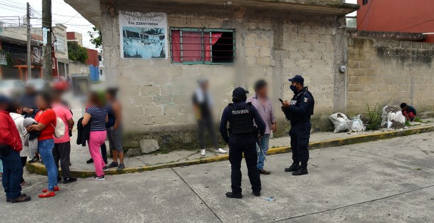Vecinos de la colonia Niños Héroes de Xalapa,cansados y enojados por robos en esa colonia, buscaron este jueves en casa de los presuntos ladrones los objetos sustraídos. 