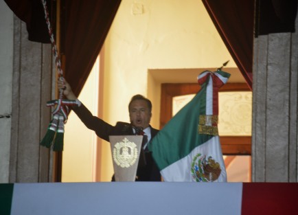 El gobernador Cuitláhuac García Jiménez, desde el balcón de Palacio de Gobierno, encabezó la ceremonia del 212 aniversario del Grito de la Independencia de México. 