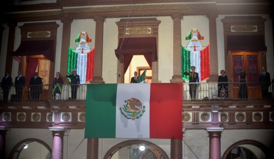 El gobernador Cuitláhuac García Jiménez, desde el balcón de Palacio de Gobierno, encabezó la ceremonia del 212 aniversario del Grito de la Independencia de México. 