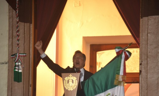 El gobernador Cuitláhuac García Jiménez, desde el balcón de Palacio de Gobierno, encabezó la ceremonia del 212 aniversario del Grito de la Independencia de México. 