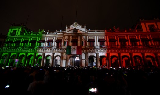 El gobernador Cuitláhuac García Jiménez, desde el balcón de Palacio de Gobierno, encabezó la ceremonia del 212 aniversario del Grito de la Independencia de México. 