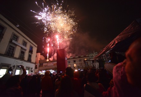 Tras dos años de pandemia familias xalapeñas llegaron al primer cuadro de la ciudad para observar la ceremonia y el espectáculo de fuegos artificiales.