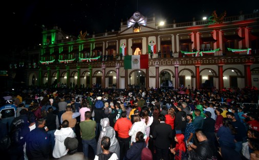 Tras dos años de pandemia familias xalapeñas llegaron al primer cuadro de la ciudad para observar la ceremonia y el espectáculo de fuegos artificiales.