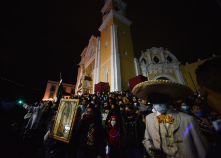 Tras dos años de pandemia familias xalapeñas llegaron al primer cuadro de la ciudad para observar la ceremonia y el espectáculo de fuegos artificiales.