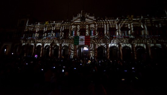Tras dos años de pandemia familias xalapeñas llegaron al primer cuadro de la ciudad para observar la ceremonia y el espectáculo de fuegos artificiales.