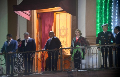 Desde los balcones de Palacio de Gobierno, funcionarios estatales también festejaron la Independencia.