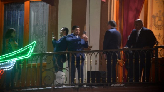 Desde los balcones de Palacio de Gobierno, funcionarios estatales también festejaron la Independencia.