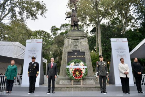 El mandatario estatal, Cuitláhuac García, rindió guardia de honor ante el monumento de Miguel Hidalgo. Lo acompañaron las titulares del Poder Legislativo y Judicial, Cecilia Josefina Guevara Guembe e Isabel Inés Romero Cruz; mandos militares y la fiscal Verónica Hernández.