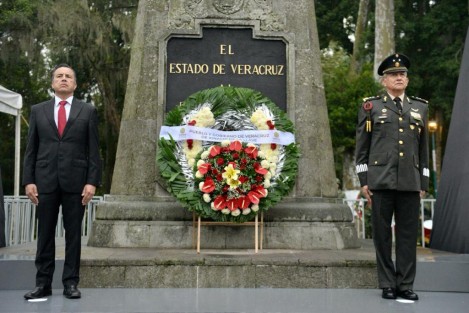 El mandatario estatal, Cuitláhuac García, rindió guardia de honor ante el monumento de Miguel Hidalgo. Lo acompañaron las titulares del Poder Legislativo y Judicial, Cecilia Josefina Guevara Guembe e Isabel Inés Romero Cruz; mandos militares y la fiscal Verónica Hernández.