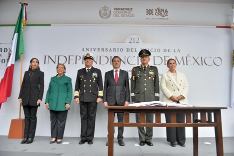 El mandatario estatal, Cuitláhuac García, rindió guardia de honor ante el monumento de Miguel Hidalgo. Lo acompañaron las titulares del Poder Legislativo y Judicial, Cecilia Josefina Guevara Guembe e Isabel Inés Romero Cruz; mandos militares y la fiscal Verónica Hernández.